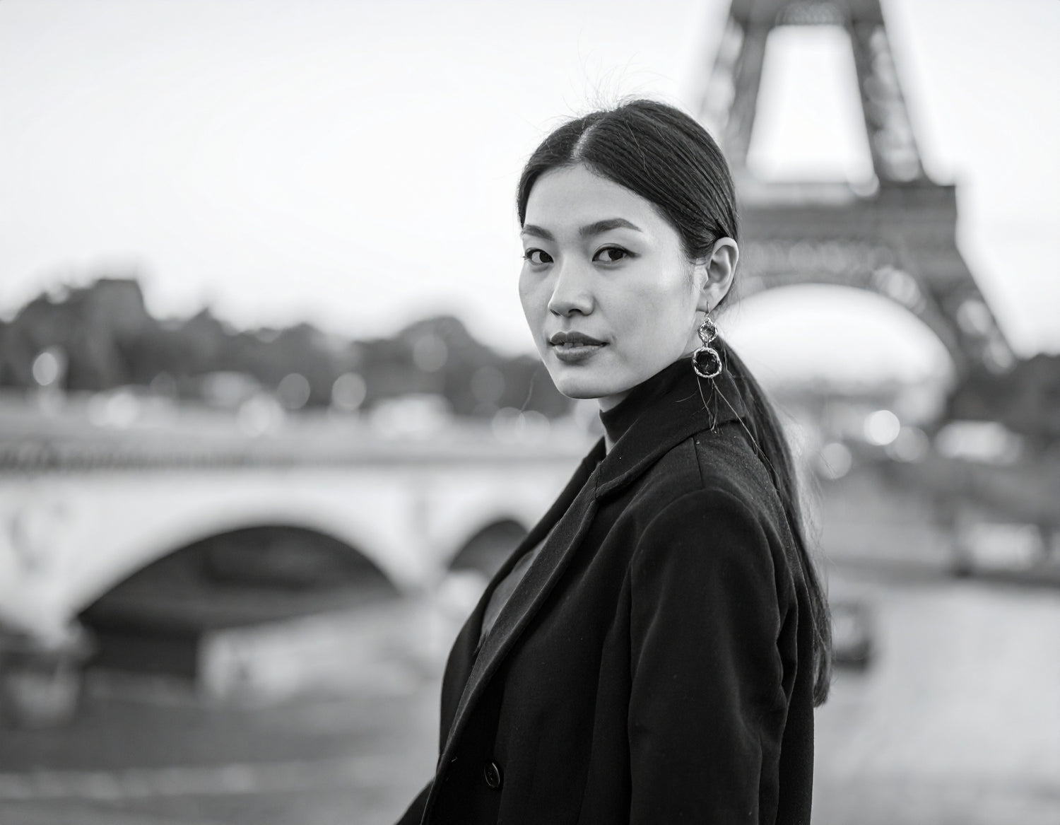 une parisienne prise en photo devant la Tour Eiffel